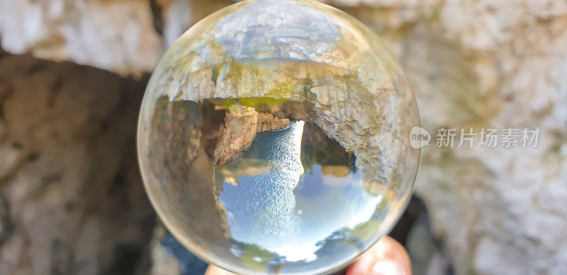 在盖塔通过水晶球的土耳其洞穴(Grotta del Turdco)全景